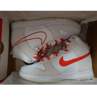 ナイキ(NIKE)のNIKE WMNS DUNK HIGH SE FIRST USE(スニーカー)