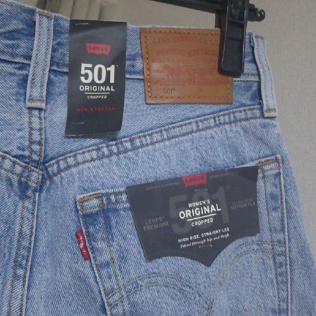 Levi's(リーバイス)のリーバイス ミッキー Disneyコラボ クロップドデニムパンツ M 新品未使用 レディースのパンツ(デニム/ジーンズ)の商品写真