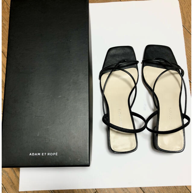 Adam et Rope'(アダムエロぺ)のアダムエロペ　ナローストラップサンダル　黒　23cm レディースの靴/シューズ(サンダル)の商品写真