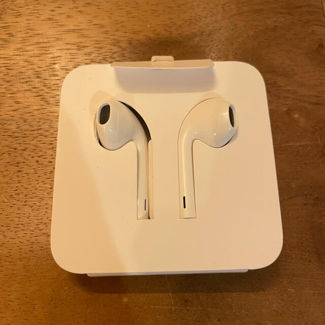 Apple(アップル)のAirPods 新品   スマホ/家電/カメラのオーディオ機器(ヘッドフォン/イヤフォン)の商品写真