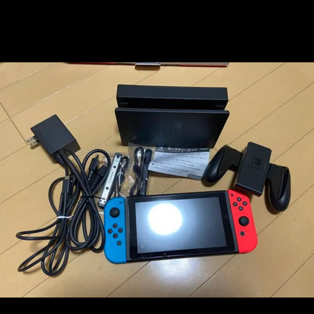 Nintendo Switch(ニンテンドースイッチ)のswich 新型　ほぼ未使用 エンタメ/ホビーのゲームソフト/ゲーム機本体(家庭用ゲーム機本体)の商品写真