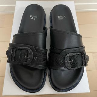 トーガ(TOGA)のTOGA VIRILIS メタルバックル レザー サンダル ブラック 40(サンダル)