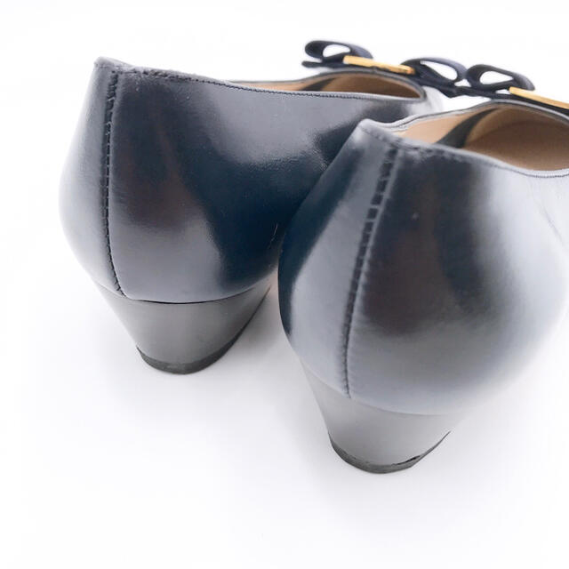 Salvatore Ferragamo(サルヴァトーレフェラガモ)のサルヴァトーレフェラガモ ヴァラ VARA BLU パンプス 22.5cm 美品 レディースの靴/シューズ(ハイヒール/パンプス)の商品写真