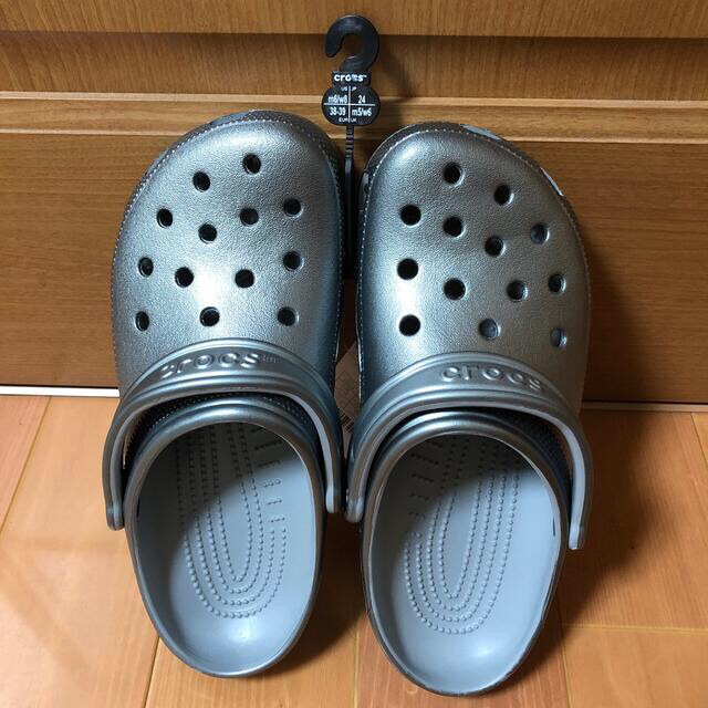 crocs(クロックス)の❤︎新品❤︎クロックス  classic metallic clog レディースの靴/シューズ(サンダル)の商品写真