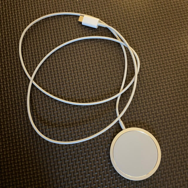 Apple(アップル)のiPhone magsafe 充電器　純正品 スマホ/家電/カメラのスマートフォン/携帯電話(バッテリー/充電器)の商品写真