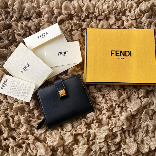 正直破格！新品未使用　FENDI  二つ折り財布　※参考日本定価:72,600円