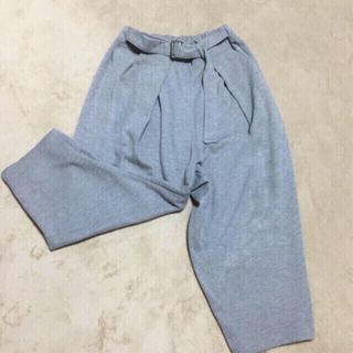 アズールバイマウジー(AZUL by moussy)のベルト付き ガウチョパンツ グレー(カジュアルパンツ)