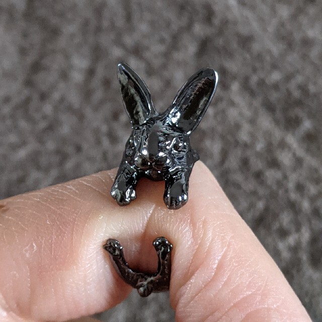【ラビットリング】指に絡まるウサギの指輪　アニマルリング レディースのアクセサリー(リング(指輪))の商品写真
