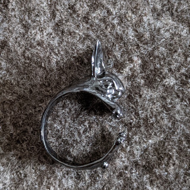【ラビットリング】指に絡まるウサギの指輪　アニマルリング レディースのアクセサリー(リング(指輪))の商品写真