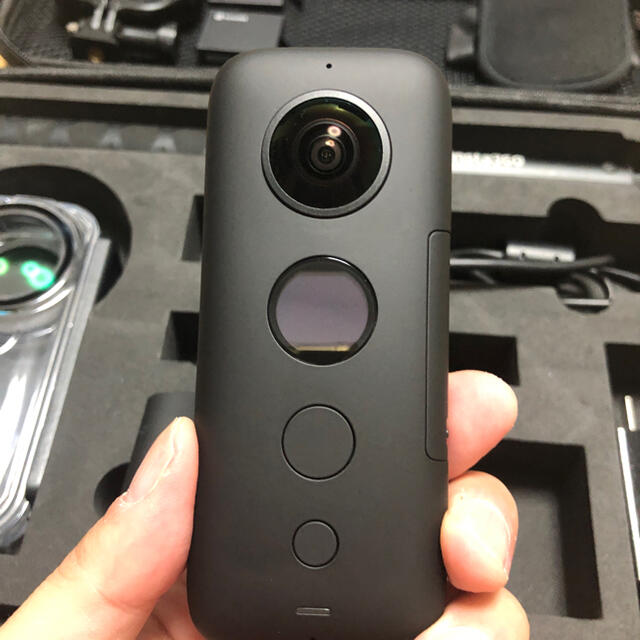 insta 360 one x バッテリー　自撮り棒セット スマホ/家電/カメラのカメラ(ビデオカメラ)の商品写真