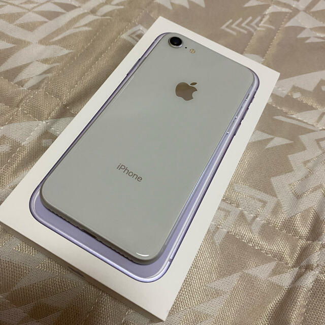 超美品iPhone８　シルバー　64GB   スマホ/家電/カメラのスマートフォン/携帯電話(スマートフォン本体)の商品写真