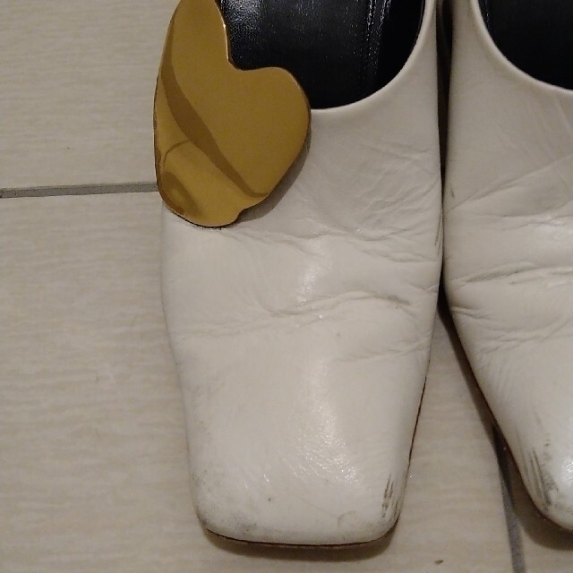 celine(セリーヌ)のCELINEセリーヌ　ゴールドハート　パンプス レディースの靴/シューズ(ハイヒール/パンプス)の商品写真