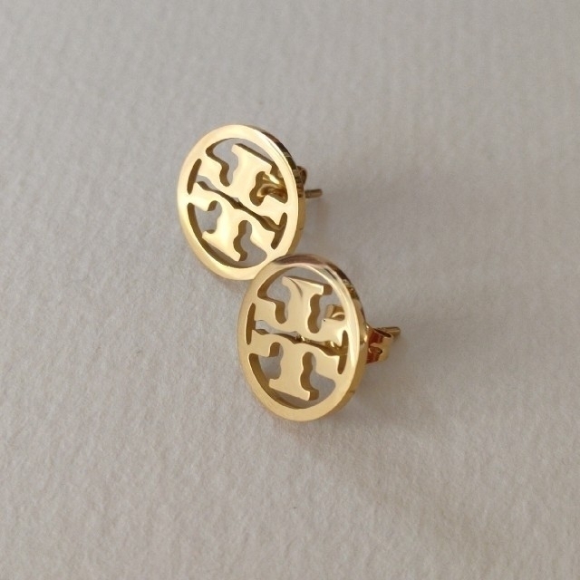 Tory Burch(トリーバーチ)の未使用品　トリーバーチロゴピアス　ゴールド色 レディースのアクセサリー(ピアス)の商品写真