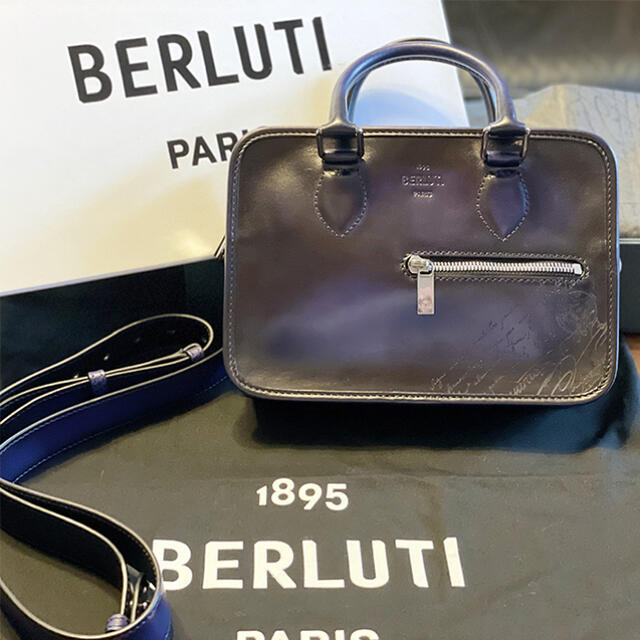 Berluti(ベルルッティ)のベルルッティ（新品未使用）アンジュール ガリバー レザー　メッセンジャーバッグ メンズのバッグ(ショルダーバッグ)の商品写真