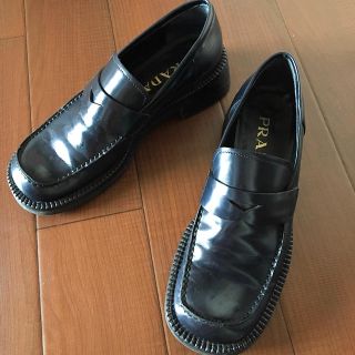 プラダ(PRADA)のPRADA レザーローファーシューズ(ローファー/革靴)