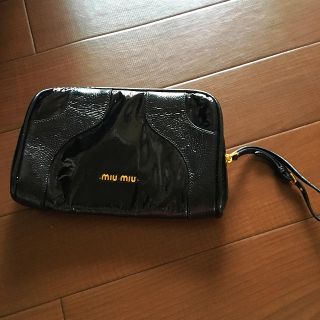 ミュウミュウ(miumiu)のmiumiu エナメルポーチ/クラッチ(ポーチ)