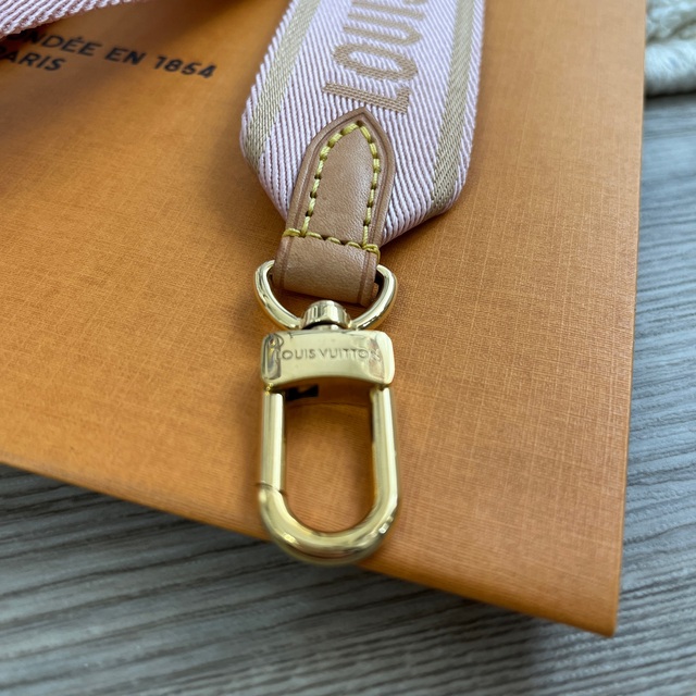 LOUIS VUITTON(ルイヴィトン)のミュルティポシェットアクセソワール　ショルダーストラップ　単品 レディースのバッグ(ショルダーバッグ)の商品写真