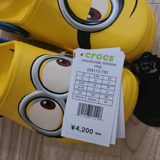 crocs(クロックス)のクロックスミニオン　新品21cm キッズ/ベビー/マタニティのキッズ靴/シューズ(15cm~)(サンダル)の商品写真