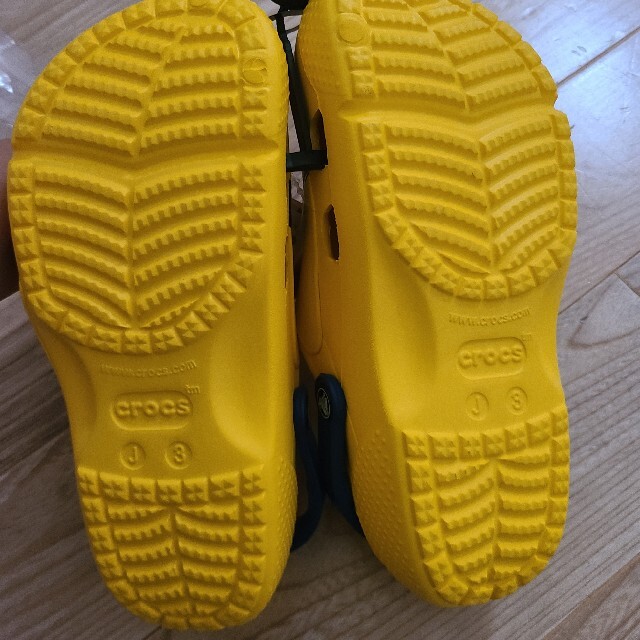 crocs(クロックス)のクロックスミニオン　新品21cm キッズ/ベビー/マタニティのキッズ靴/シューズ(15cm~)(サンダル)の商品写真