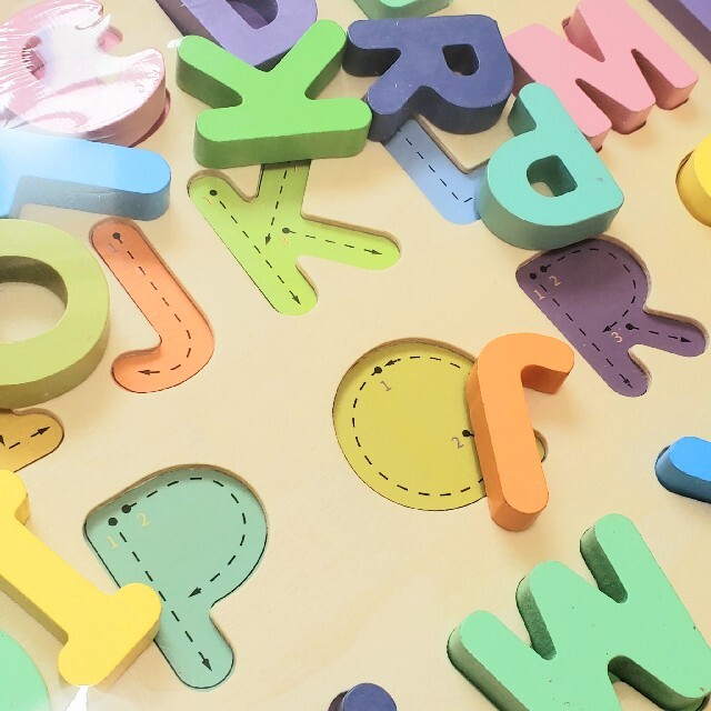 アルファベット 木製 パズル ボード 英語 語学 学習 子供 幼児 知育玩具 キッズ/ベビー/マタニティのおもちゃ(知育玩具)の商品写真