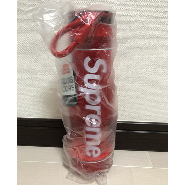 Supreme(シュプリーム)のosumi様 supreme Zoku Glass Core Bottle 赤 インテリア/住まい/日用品のキッチン/食器(タンブラー)の商品写真