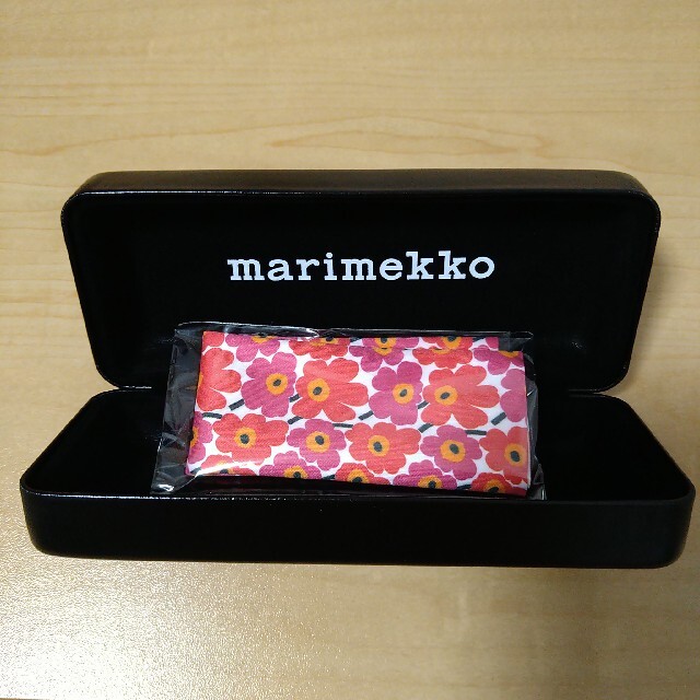 marimekko(マリメッコ)のmarimekko　メガネケース　メガネ拭き付き　新品未使用 レディースのファッション小物(サングラス/メガネ)の商品写真