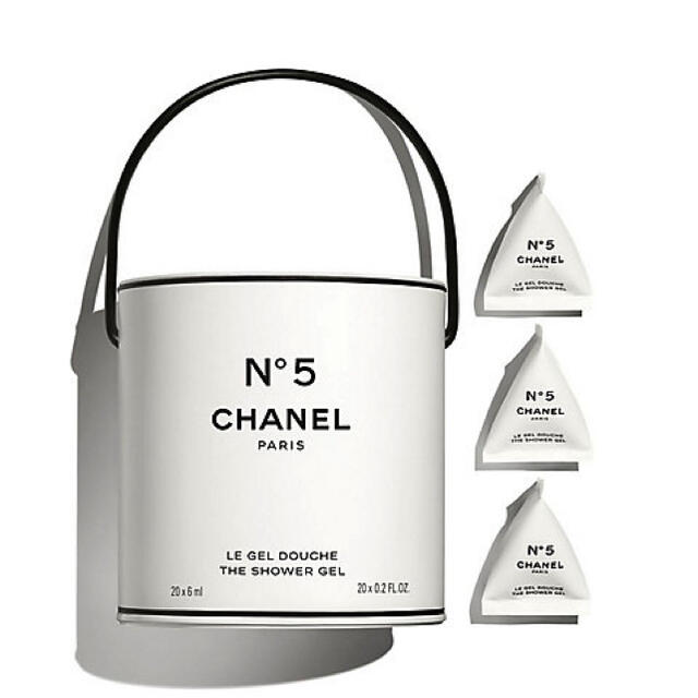 CHANEL(シャネル)の新品未開封 限定品 シャネル N°5 ザ シャワー ジェル バケット コスメ/美容のボディケア(ボディソープ/石鹸)の商品写真