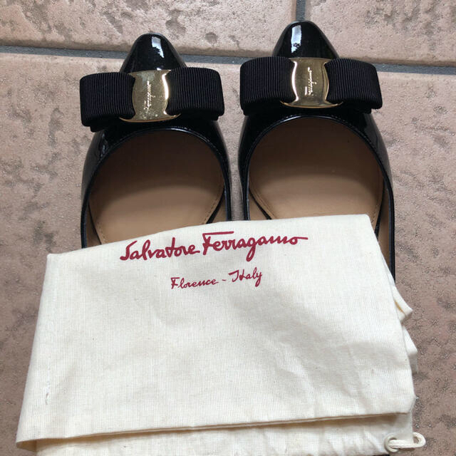 Salvatore Ferragamo(サルヴァトーレフェラガモ)のフェラガモ　黒　パンプス　最終値下げ レディースの靴/シューズ(ハイヒール/パンプス)の商品写真