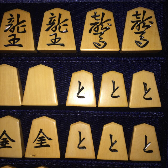 ★手彫り★山峯作・天童楷書・黄楊将棋駒・本砥ぎ仕上カスタマイズ作品・角箱・駒袋 今日の特価 ★手彫り★山峯作・天童楷書・黄楊将棋駒・本砥ぎ仕上カスタマイズ作品・角箱入駒袋 囲碁/将棋