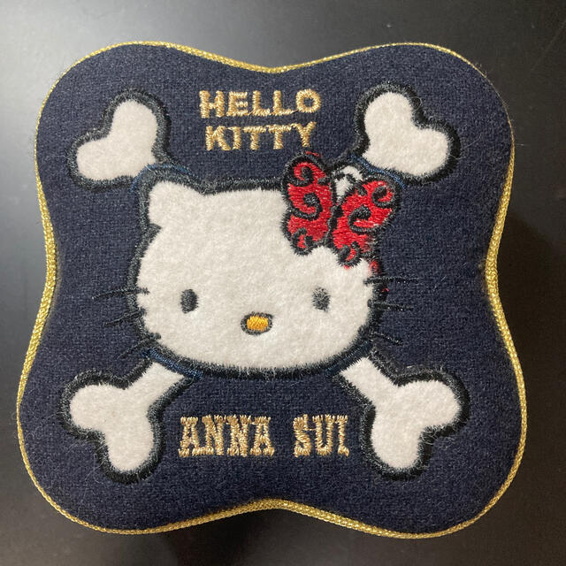 ANNA SUI(アナスイ)のANNA SUI ×HELLO KITTY コラボ小物入れ エンタメ/ホビーのおもちゃ/ぬいぐるみ(キャラクターグッズ)の商品写真