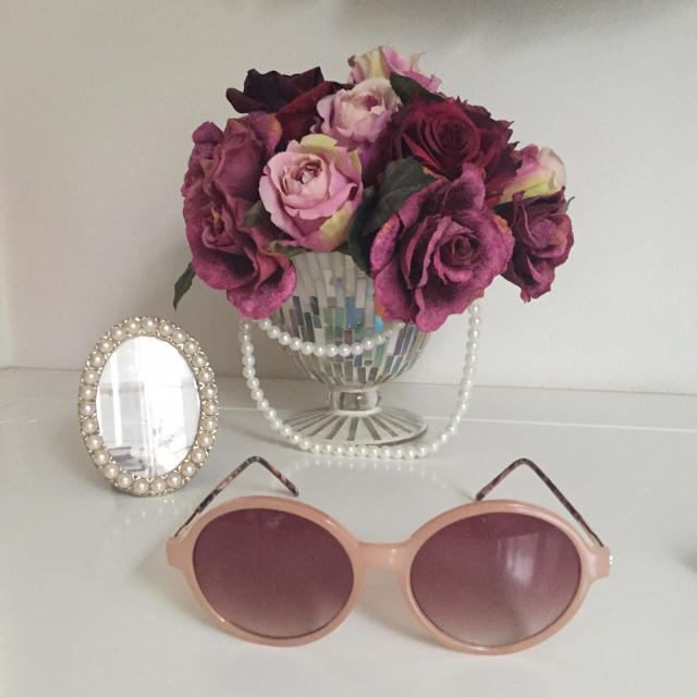 美品 サングラス ピンクベージュ系 レディースのファッション小物(サングラス/メガネ)の商品写真