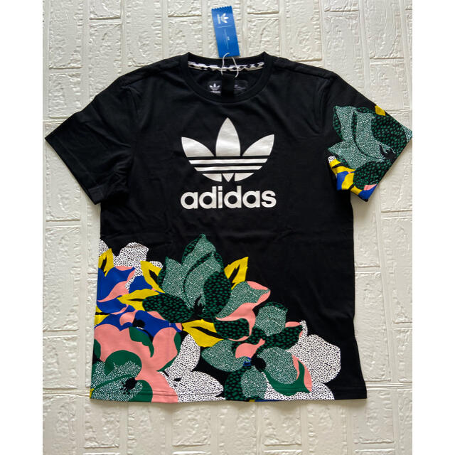 adidas(アディダス)のアディダス　adidas originals TシャツS花柄　黒　トレフォイル レディースのトップス(Tシャツ(半袖/袖なし))の商品写真