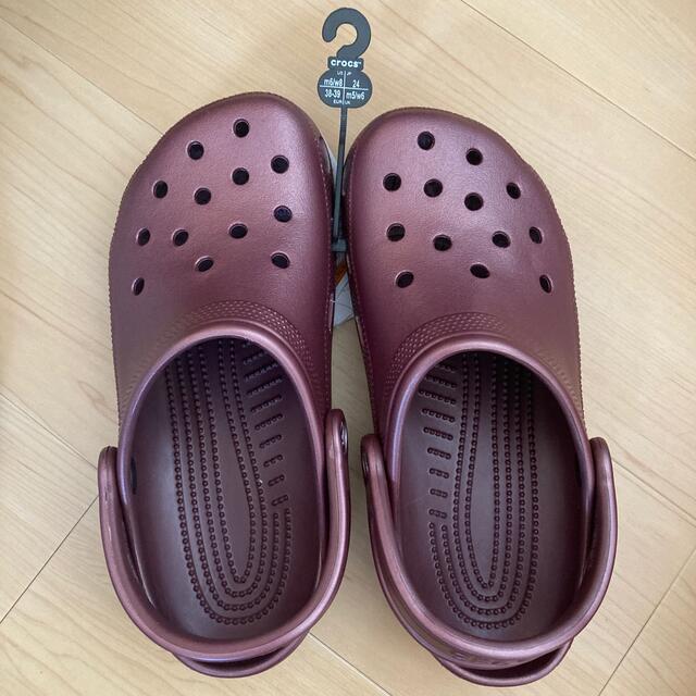 crocs(クロックス)のラス2   24 クラッシックメタリック　赤 レディースの靴/シューズ(サンダル)の商品写真