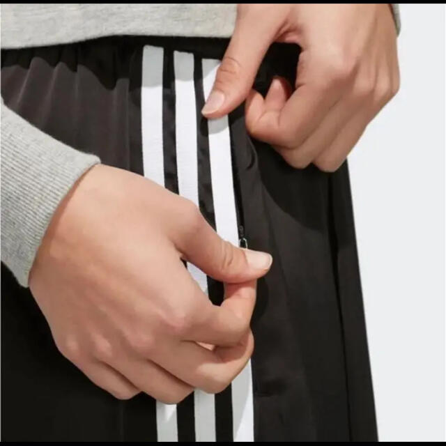 adidas(アディダス)の《新品未使用》アディダス　サテン　ロングスカート　ブラック レディースのスカート(ロングスカート)の商品写真