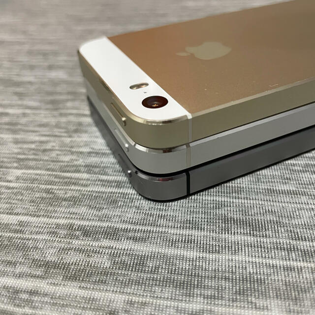 Apple(アップル)のiPhone5s au 3台セット スマホ/家電/カメラのスマートフォン/携帯電話(スマートフォン本体)の商品写真