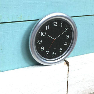 y912◆オーソドックスな時計◆ ドールハウス 用 ミニチュア 掛け 時計 銀(ミニチュア)