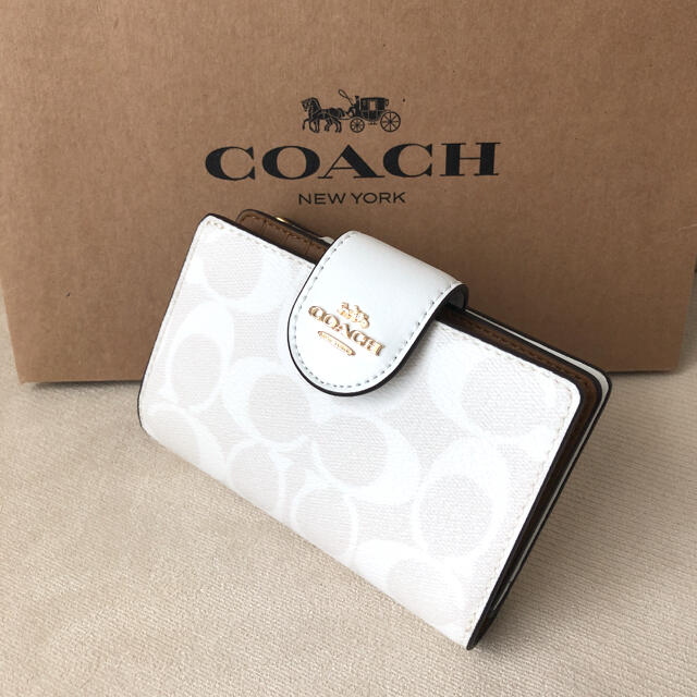 COACH(コーチ)の2021年春夏新作★新品 COACH コーチ 二つ折り財布 グレイシャーホワイト レディースのファッション小物(財布)の商品写真