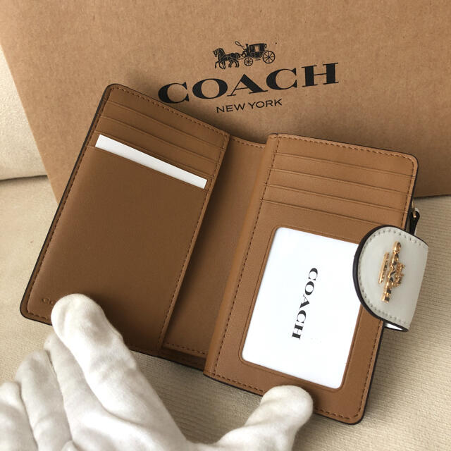 COACH(コーチ)の2021年春夏新作★新品 COACH コーチ 二つ折り財布 グレイシャーホワイト レディースのファッション小物(財布)の商品写真