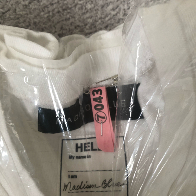 MADISONBLUE(マディソンブルー)のMADISONBLUEマディソンブルー　HELLOノースリーブTシャツ　01 レディースのトップス(Tシャツ(半袖/袖なし))の商品写真