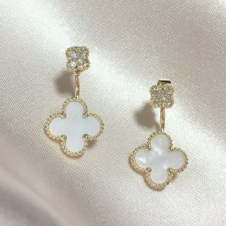 ヨンドシー(4℃)のクローバーモチーフビジューピアス(ピアス)