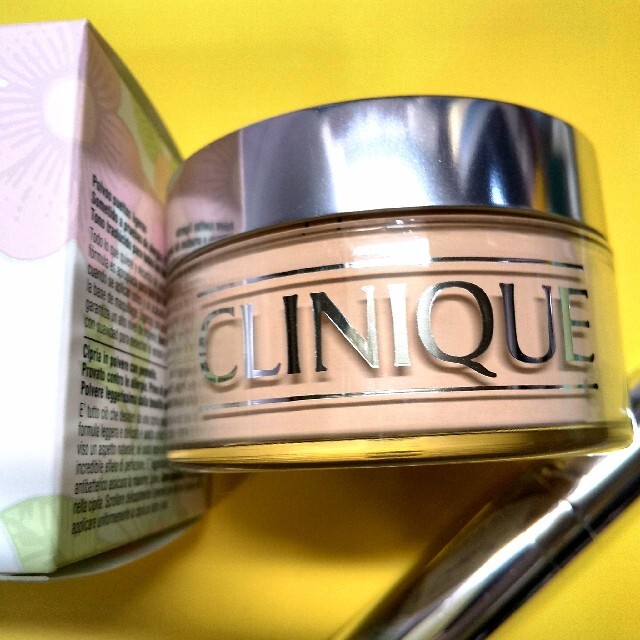 CLINIQUE(クリニーク)の【新品】CLINIQUE クリニークパウダー ファンデーション＃０３ブラシ付  コスメ/美容のベースメイク/化粧品(フェイスパウダー)の商品写真