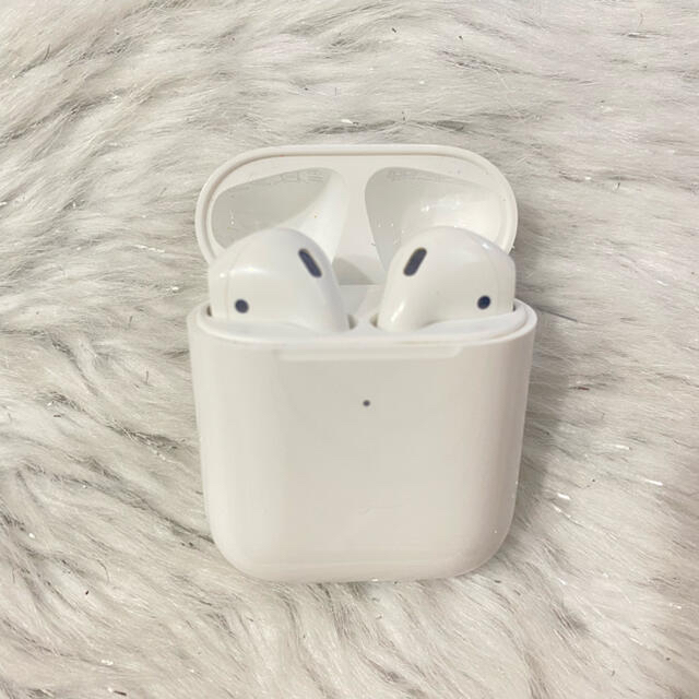 Apple(アップル)のAirPods 第二世代　wireless charging スマホ/家電/カメラのオーディオ機器(ヘッドフォン/イヤフォン)の商品写真