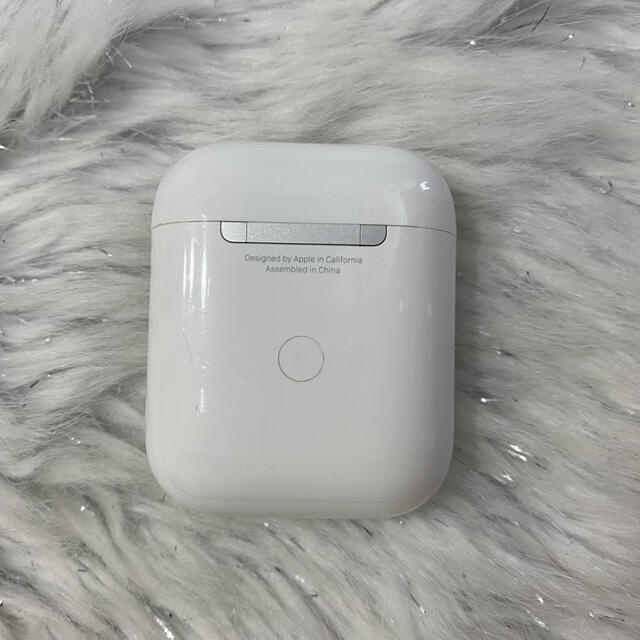 Apple(アップル)のAirPods 第二世代　wireless charging スマホ/家電/カメラのオーディオ機器(ヘッドフォン/イヤフォン)の商品写真