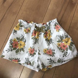 プティマイン(petit main)のPetit maim 花柄ショートパンツ　100(パンツ/スパッツ)