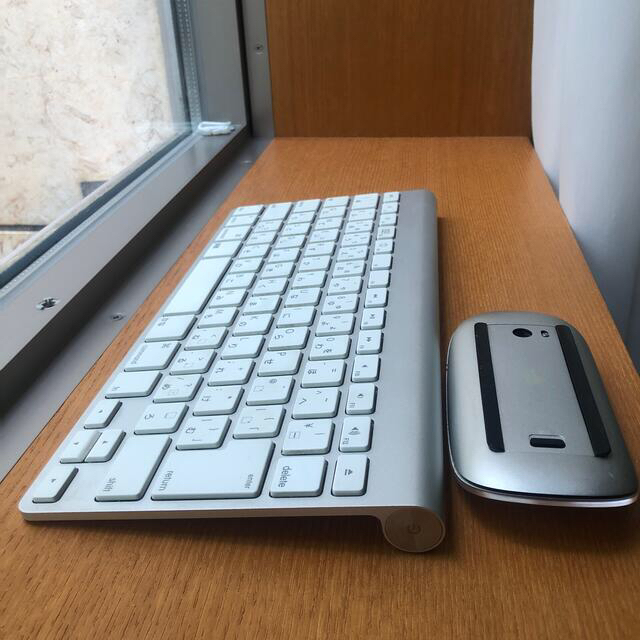 Apple(アップル)のアップル 純正ワイヤレスキーボード& Magic Mouse スマホ/家電/カメラのPC/タブレット(PC周辺機器)の商品写真