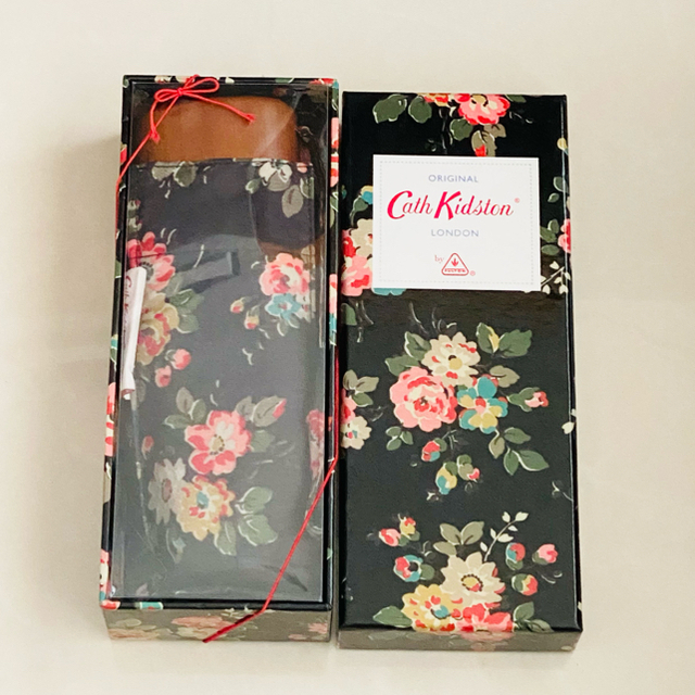 Cath Kidston(キャスキッドソン)の★新品★Cath Kidston キャスキッドソン★黒系 花柄 折りたたみ傘 レディースのファッション小物(傘)の商品写真