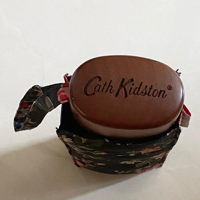 Cath Kidston(キャスキッドソン)の★新品★Cath Kidston キャスキッドソン★黒系 花柄 折りたたみ傘 レディースのファッション小物(傘)の商品写真