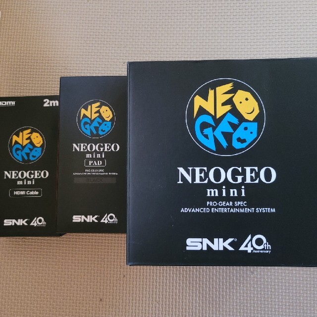 NEOGEO(ネオジオ)の[新品未開封] ネオジオミニ本体、ネオジオミニPAD、ネオジオミHDMIケーブル エンタメ/ホビーのゲームソフト/ゲーム機本体(携帯用ゲーム機本体)の商品写真