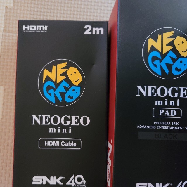 NEOGEO(ネオジオ)の[新品未開封] ネオジオミニ本体、ネオジオミニPAD、ネオジオミHDMIケーブル エンタメ/ホビーのゲームソフト/ゲーム機本体(携帯用ゲーム機本体)の商品写真