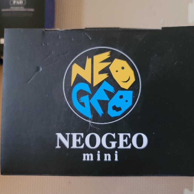 NEOGEO(ネオジオ)の[新品未開封] ネオジオミニ本体、ネオジオミニPAD、ネオジオミHDMIケーブル エンタメ/ホビーのゲームソフト/ゲーム機本体(携帯用ゲーム機本体)の商品写真